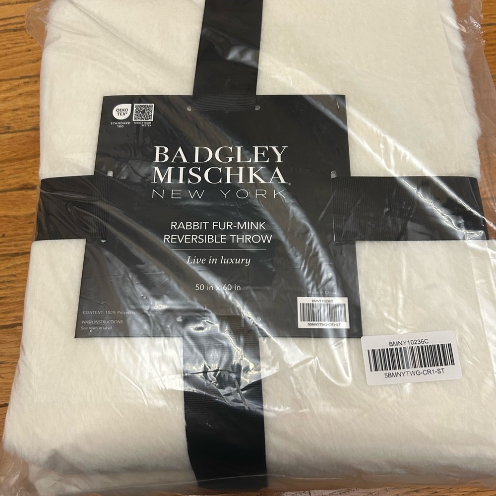 Badgley Mischka White Faux Fur Flannel Throw 50” x 60”